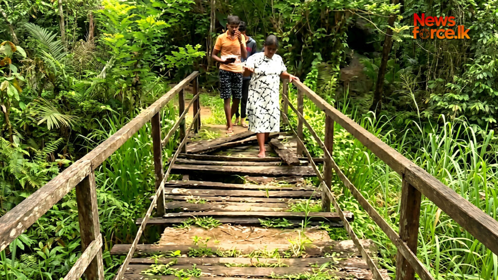 දිඹුලන හා ඉලුක්වෙල ගම් දෙක යා කරන වැටමන් ඔය හරහා කස්තුරිඇල්ල පාලම මරු කපොල්ලක්