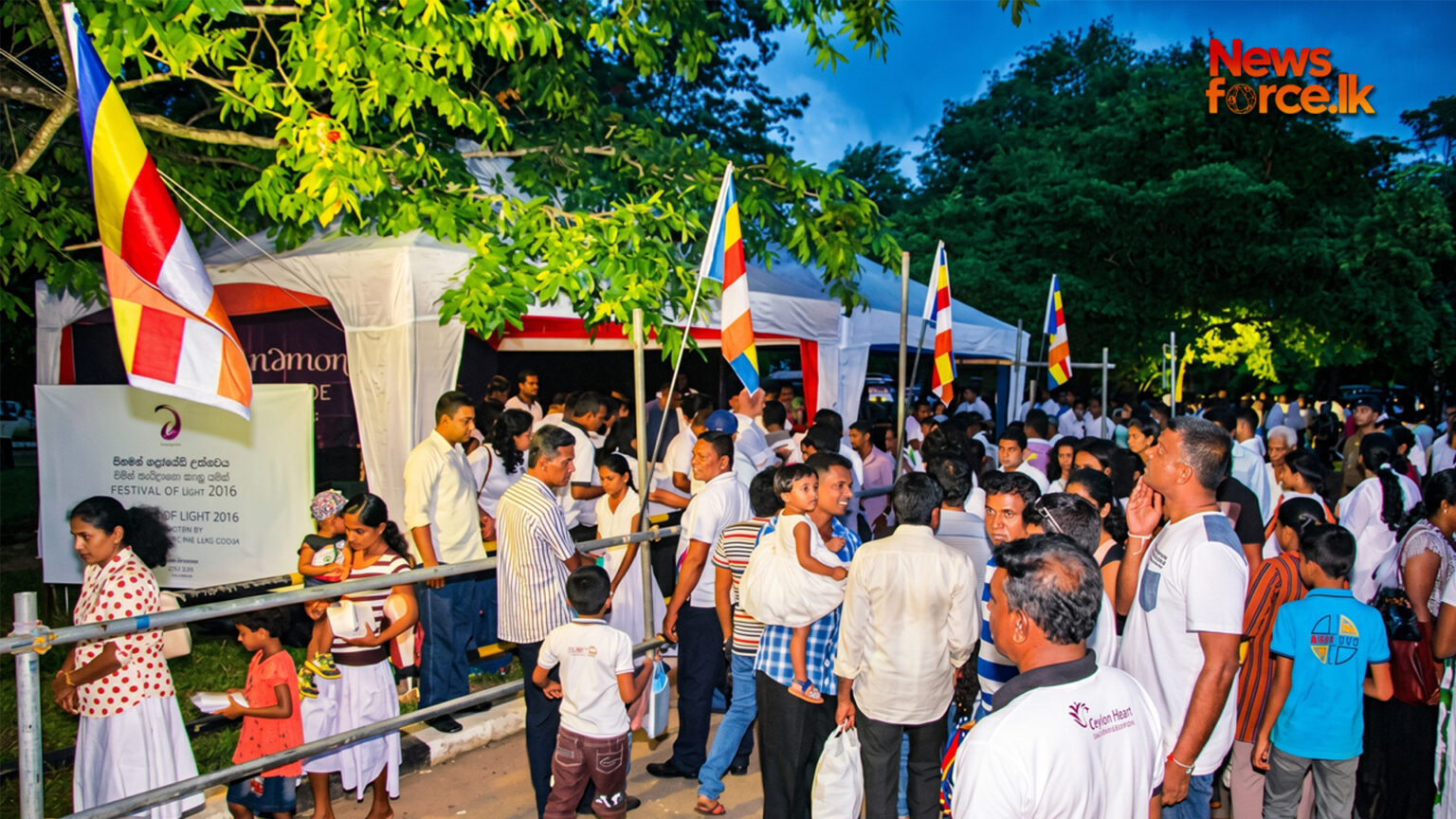දන්සැල් වලට ජනතාව යොමු කරගන්න බෞද්ද කොඩි වනන්න එපා කහ කොඩියක් වනන්න